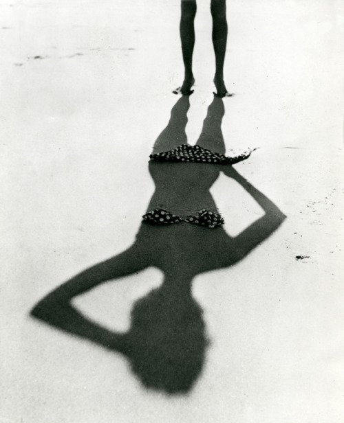 Ombre d'une femme nue sur la plage (France). Vers 1950.